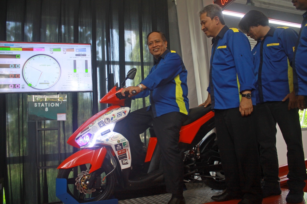 Menristekdikti, Mohamad Nasir (kiri) didampingi Rektor ITS,  Joni Hermana (tengah) mencoba motor listrik Garansindo Electric Scooter (GESITS) , ANT/Umarul Faruq.