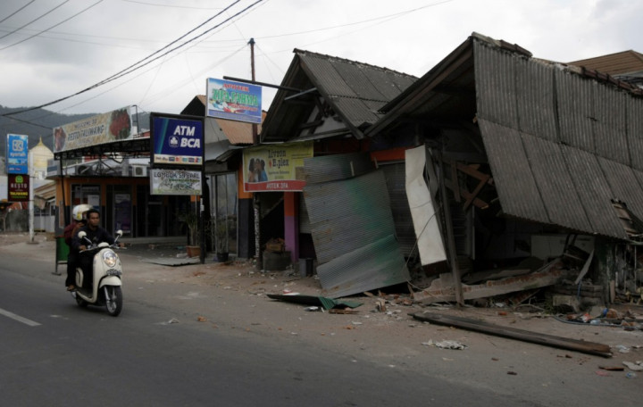 Rumah Korban Gempa Manfaatkan Kayu Sitaan