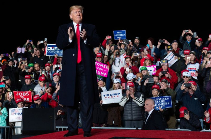 Trump Kecam Paket Bom untuk Clinton dan Obama