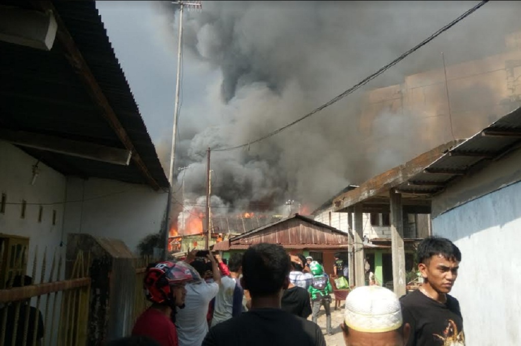 Warga berkerumun di sekitar lokasi kebakaran rumah di Kecamatan Biringkanaya, Kota Makassar, Jumat 26 Oktober 2018, Medcom.id - Andi Aan