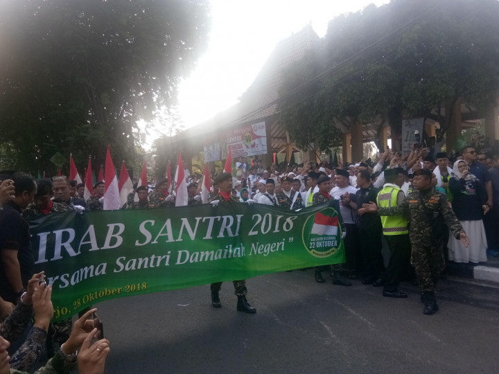 Satu Juta Santri Mengikuti Jalan Sehat