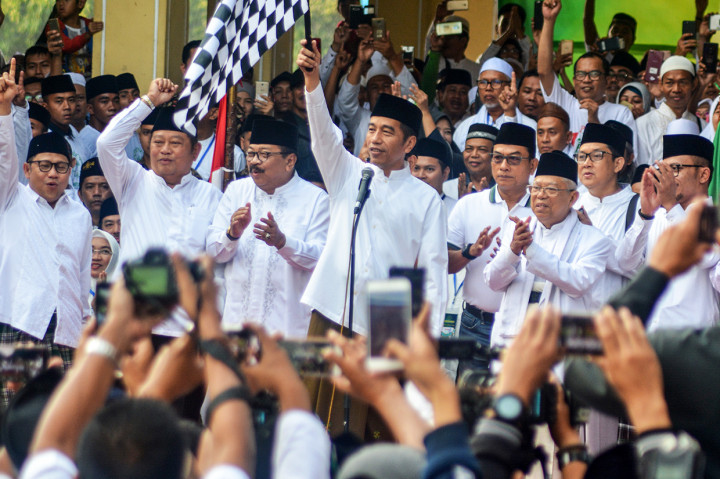 Jokowi Lepas Kirab Santri Nasional di Sidoarjo