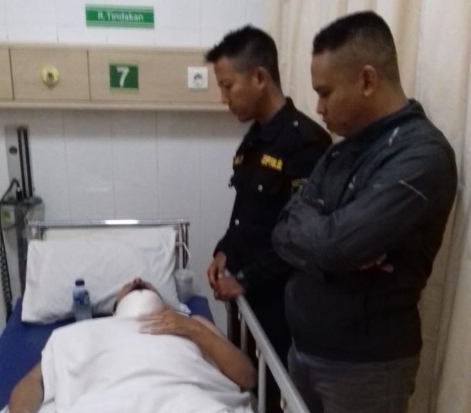Korban luka akibat tertimpa pohon di Jalan Raya Bukit Serua, kecamatan Ciputat, Tangerang Selatan mendapat perawatan di IGD RS Sari Asih, Minggu 28 Oktober 2018. Medcom.id/ Farhan Dwitama.
