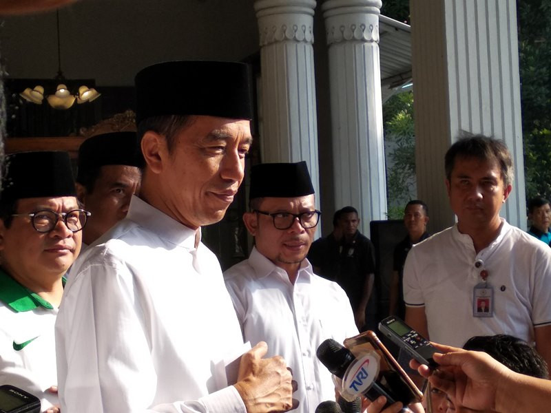 Presiden Joko Widodo usai memberangkatkan puluhan ribu santri dari Pendopo menuju Stadion Gelora Sidoarjo, Jawa Timur, Minggu, 28 Oktober 2018. Medcom.id/ Syaikhul Hadi.