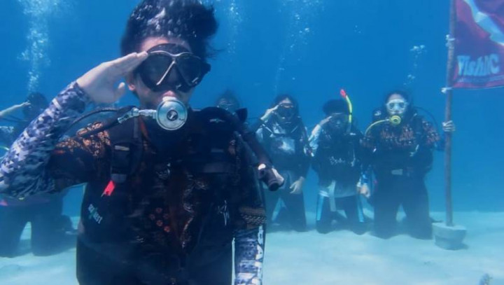 Universitas Brawijaya Gelar Upacara Sumpah Pemuda di Bawah Laut