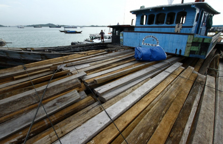 KRI Teuku Umar Tangkap Kapal Bemuatan 194 Ton Rotan