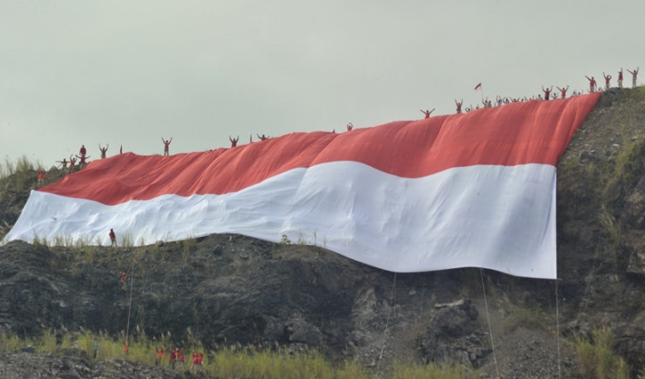 Bendera Merah Putih Raksasa Berkibar di Padang Pariaman