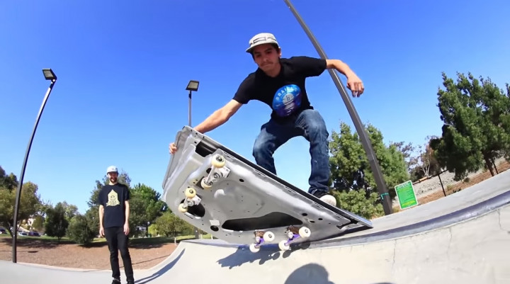 Aaron Kyro Berseluncur dengan Pintu Mobil