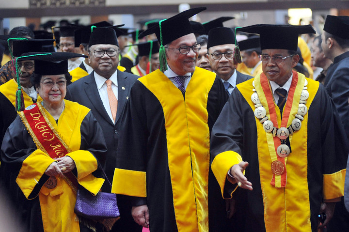 Anwar Ibrahim Terima Gelar Kehormatan dari Universitas Negeri Padang