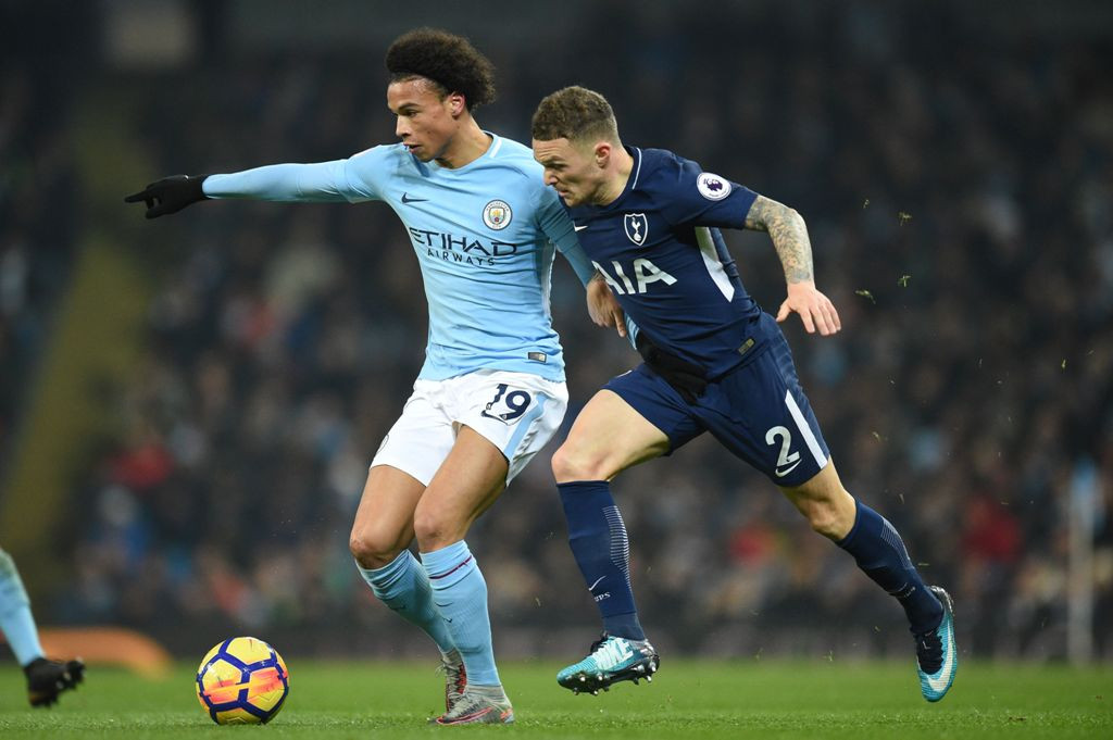 Pemain City, Leroy Sane (kiri) menjaga bola dari bek Spurs, Kieran Trippier (AFP/Oli Scarff)