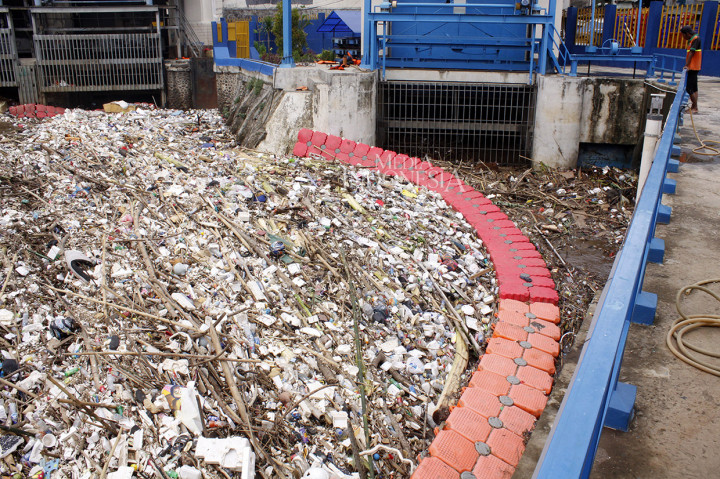 Pintu Air Manggarai Dipenuhi Sampah