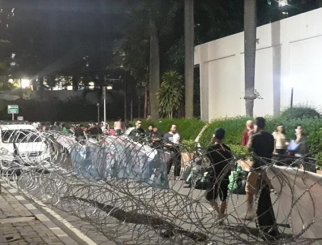 Ratusan <i>Driver</i> Ancam Bermalam di Kantor Grab