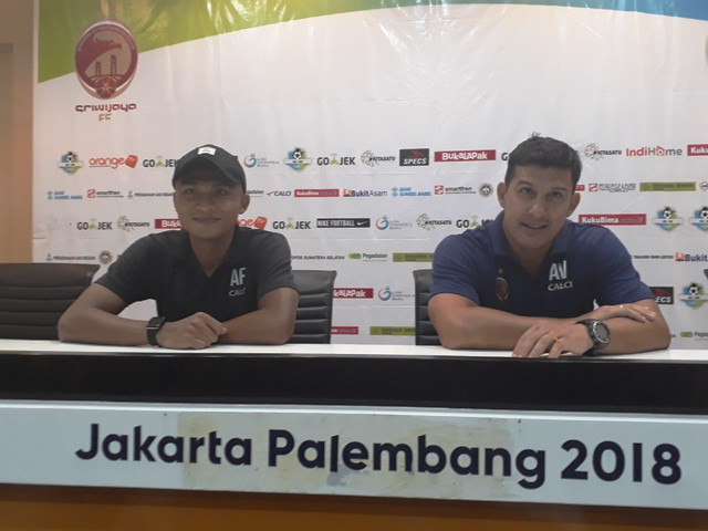 Pelatih kepala Sriwijaya FC, Angle Alfredo Vera, saat konferensi pers usai laga-Medcom.id/Deddy