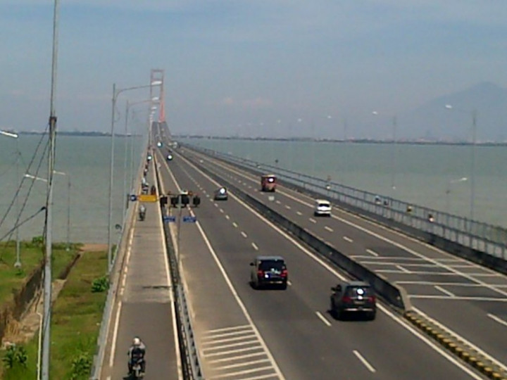 Pembebasan Tarif Tol Suramadu Untungkan Industri Logistik