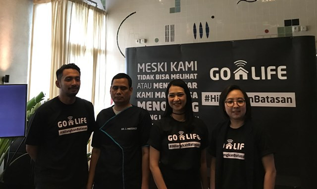 Dengan menjadi tukang pijat dan bergabung menjadi mitra Go-Massage, Sumadi membuktikan bahwa dirinya bisa menghidupi keluarganya tanpa harus meminta-minta. (Foto: Dok. Medcom.id/Raka Lestari)