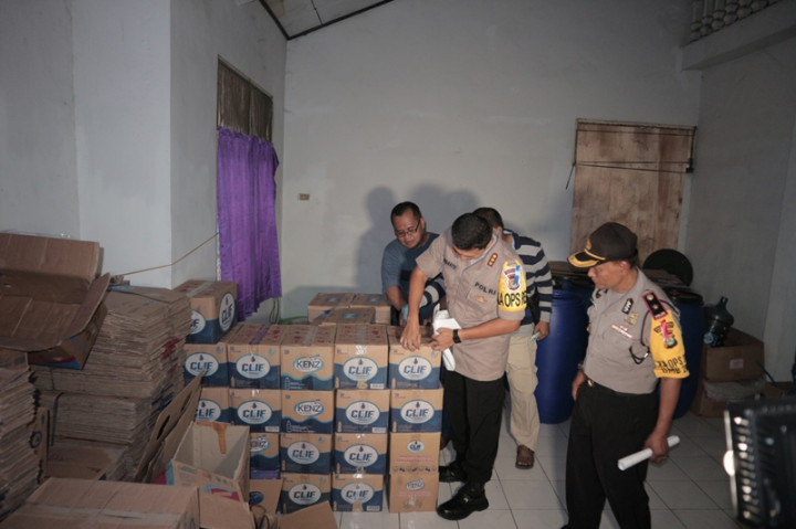 Dua Pabrik Ciu Rumahan di Bekasi Digerebek