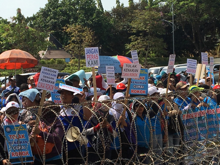 Ribuan Buruh Rokok di Jatim Tolak Kenaikan Tarif Cukai