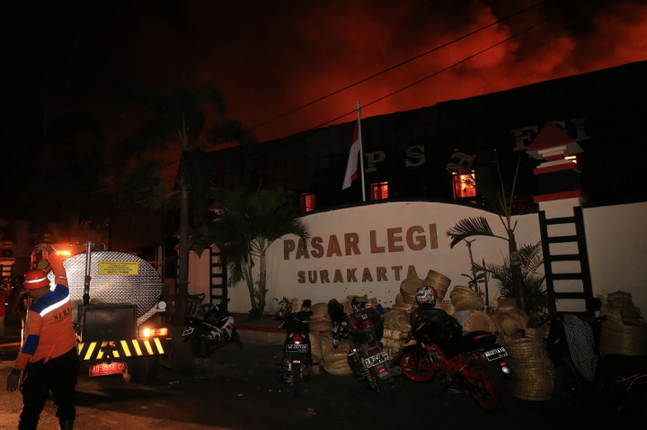 Pembangunan Kios Darurat Pedagang Pasar Legi Dikebut