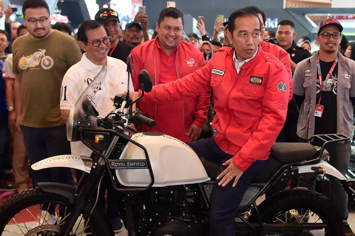 Tinjau IMOS 2018, Jokowi Jajal Motor Royal Enfield