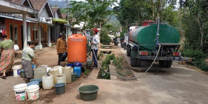 UMM dan TNI Kirim Air untuk Warga Malang