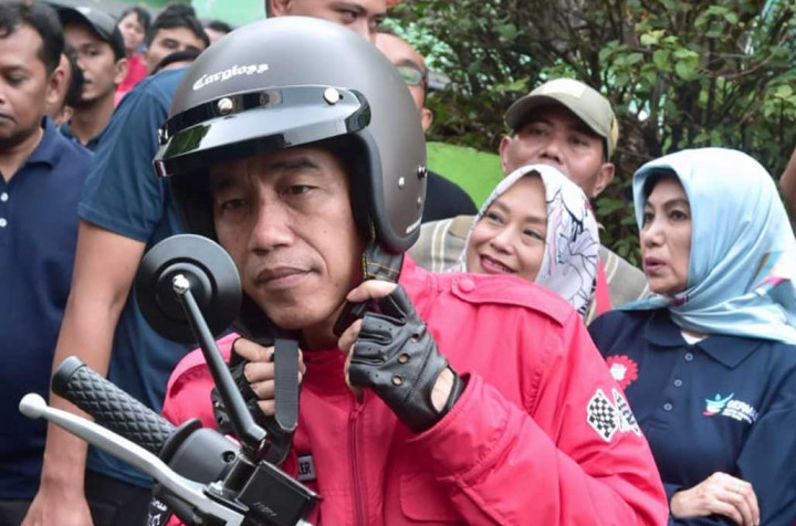 Tengok Helm Cargloss Jokowi Hasil Belanja di IMOS 2018