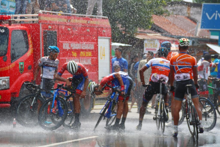 Kecelakaan Beruntun di Etape 1 tak Menyurutkan Semangat TdS 2018