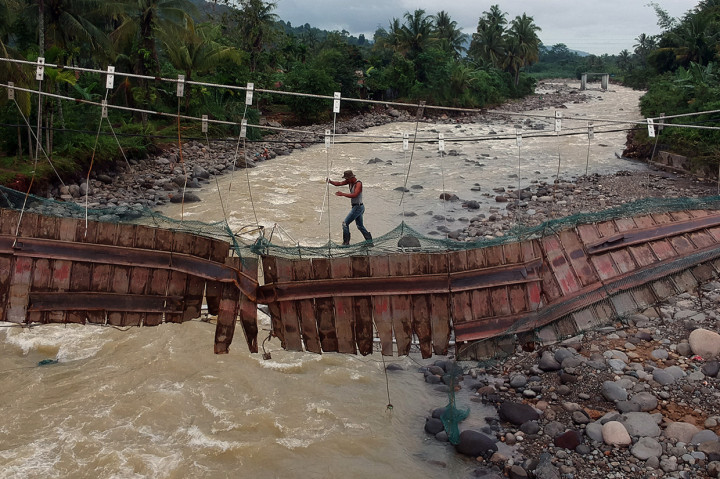 Jembatan Rusak di Padang Masih Digunakan Warga