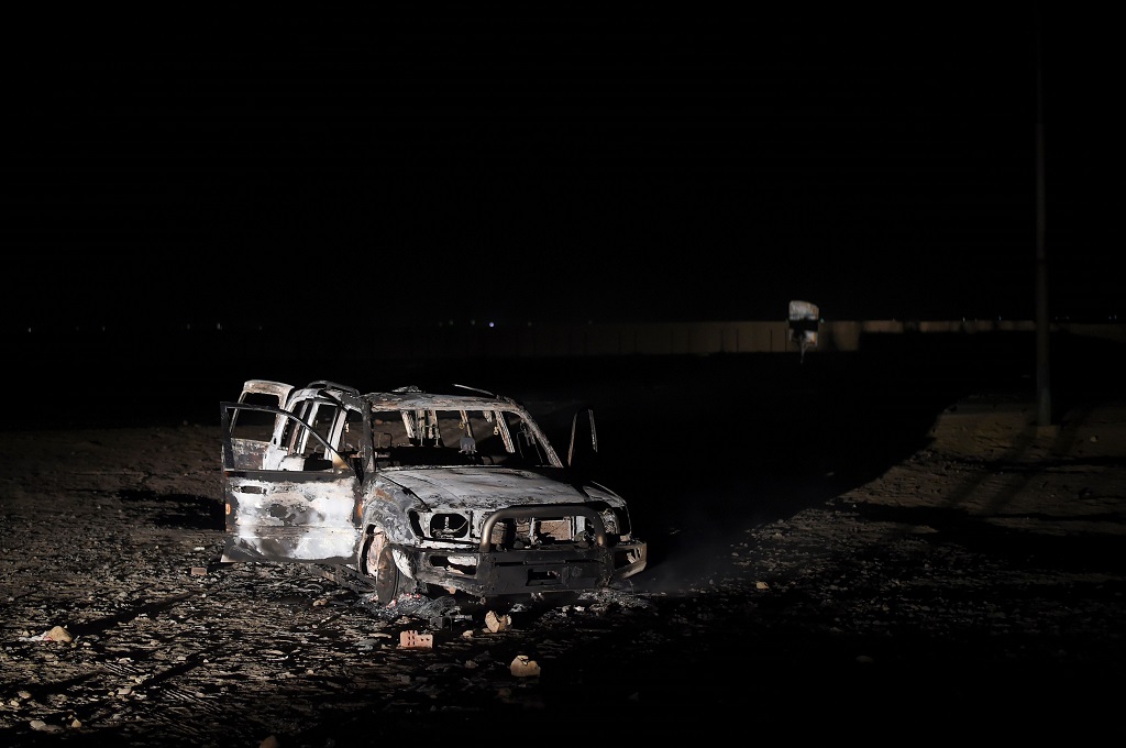 Sisa-sisa dari sebuah mobil terlihat pada 2 November 2018. Mobil itu diduga digunakan militan ISIS saat menyerang dua bus berisi jemaat Kristen Koptik di Minya, Mesir. (Foto: AFP/MOHAMED EL-SHAHED)