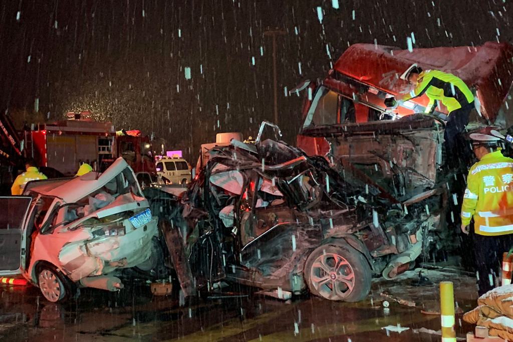 15 Tewas dalam Tabrakan Truk dan Puluhan Mobil di Tiongkok