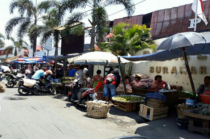 Pedagang Pasar Legi Berjualan di Pinggir Jalan