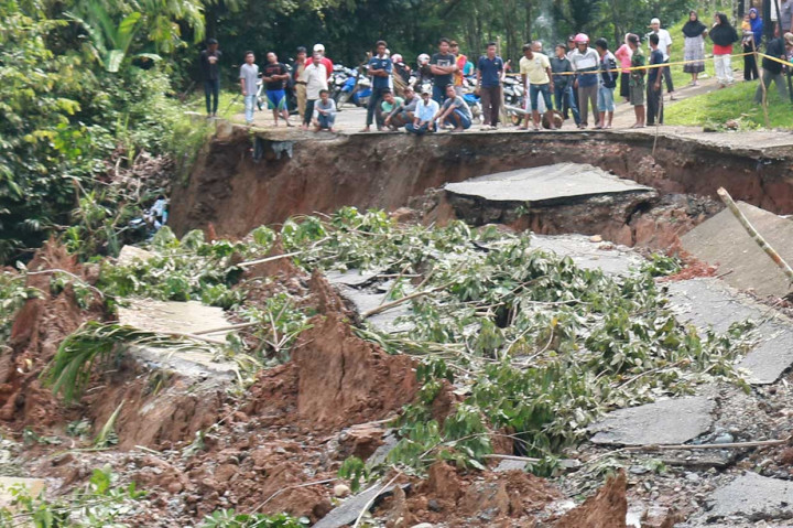 Jalan Ambles, 10 Nagari di Sijunjung Terisolasi