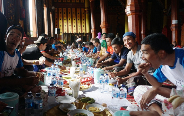 Pembalap Tour de Singkarak Nikmati Makan Bajamba di Istana Pagaruyung