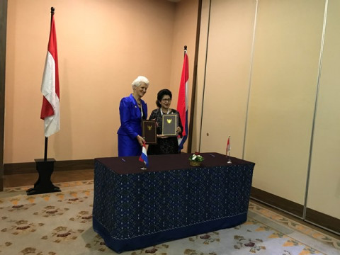 Menteri Kesehatan RI dan Menteri Negara Belanda masing-masing