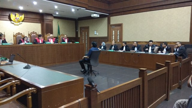 Sidang pembacaan dakwaan advokat Lucas. - Foto: Medcom.id/Fachri Audhia Hafiez