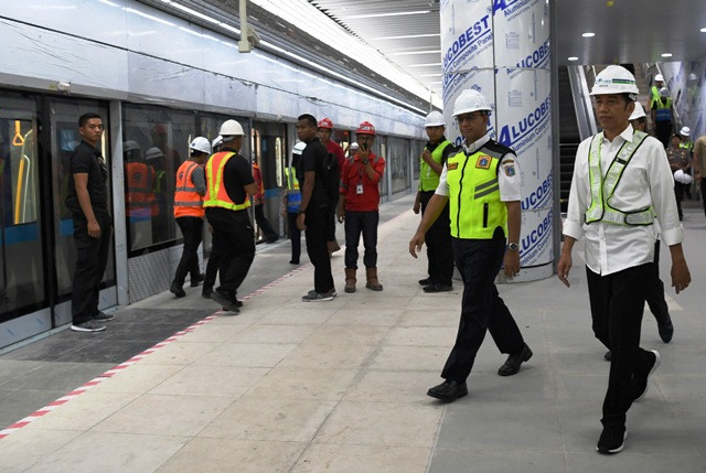 Jokowi dan Anies Segendang Sepenarian di MRT Fase II