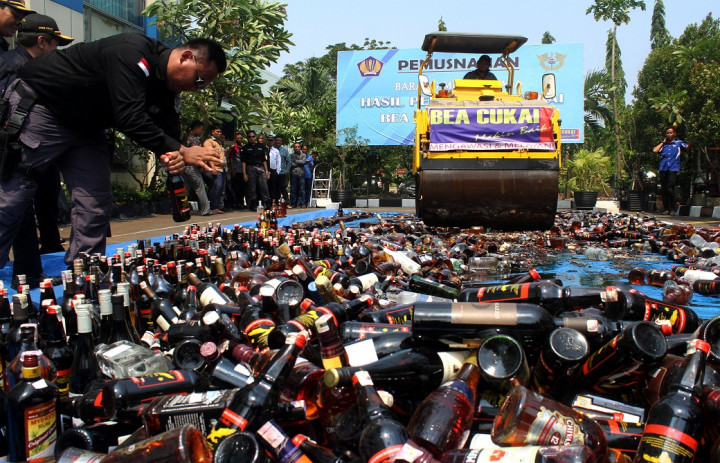 Jutaan Batang Rokok dan Ribuan Botol Miras Ilegal Dimusnahkan