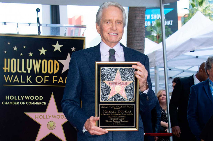 Michael Douglas Terima Bintang Hollywood Walk of Fame
