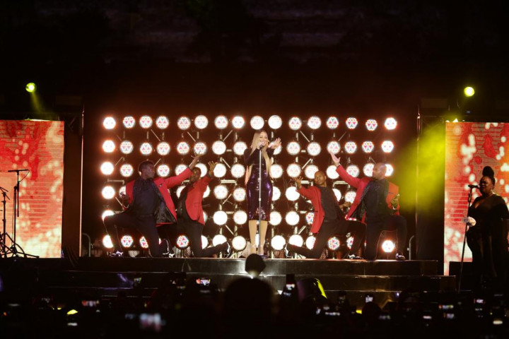 Aksi Spektakuler Mariah Carey di Borobudur