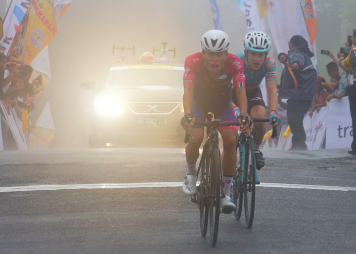 Kelok 44 Diselimuti Kabut dan Hujan Deras, Pembalap Thailand Menangi Etape 4