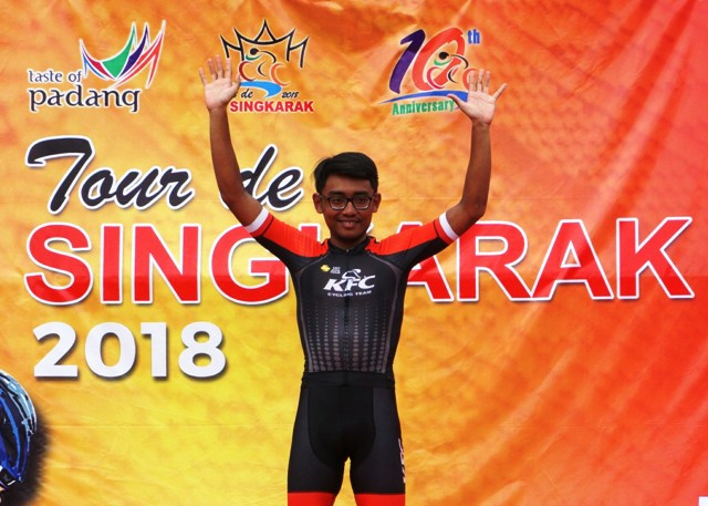 Berkacamata Tebal, Pembalap Sepeda Ini Justru Cetak <i>Hattrick</i>