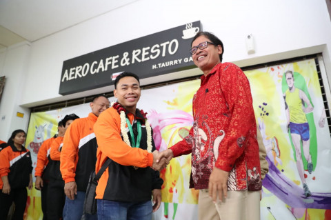 Eko Yuli (kiri) bersama Deputi Bidang Pembudayaan Olahraga