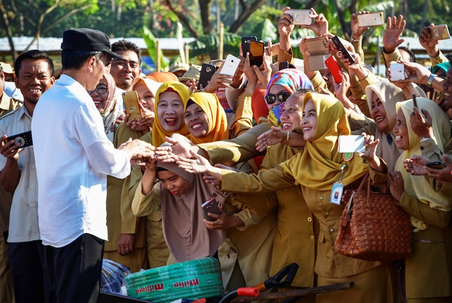 Presiden Jokowi menyapa para ASN peserta apel siaga 