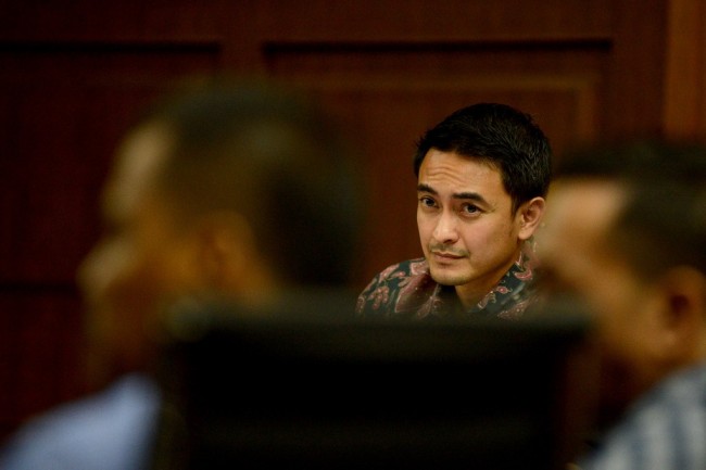 Zumi Zola Dituntut 8 Tahun Penjara