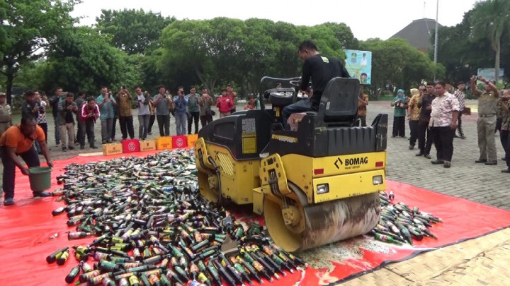 1500 Botol Miras Ilegal Dimusnahkan