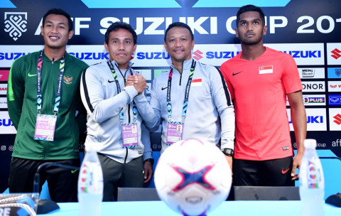 Momen saat pelatih Indonesia Bima Sakti (kiri kedua) berjabat