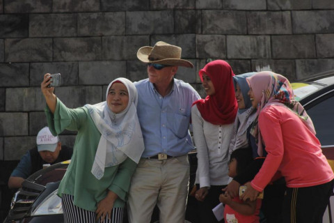 Michael H. Robb berfoto bersama penduduk Kabupaten Lima Puluh