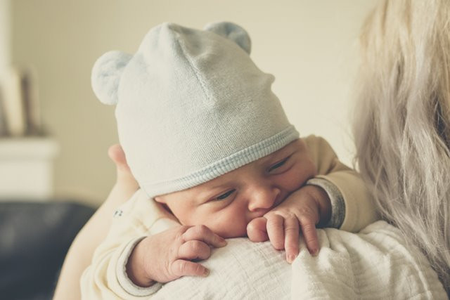 Menurut evolutionary anthropologist, Gwen Dewar, Ph.D, bayi yang terlihat kelelahan biasanya pertanda bahwa mereka perlu lebih banyak waktu tidur. (Foto: Echo Grid/Unsplash.com)