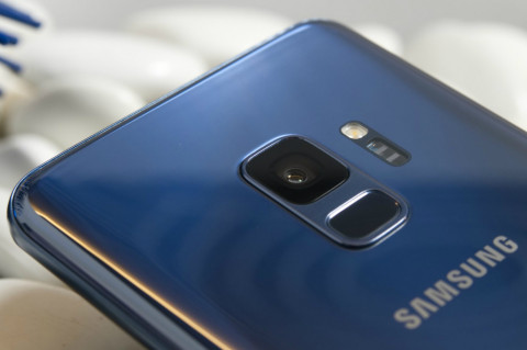 Ponsel Menengah Samsung Pakai Pemindai Sidik Jari di Layar