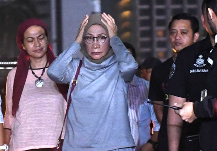 Ratna Sarumpaet (baju biru) saat tiba di Mapolda Metro Jaya.