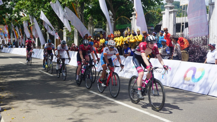 Seluruh Pembalap Kembali Melintasi Danau Singkarak pada Etape 6